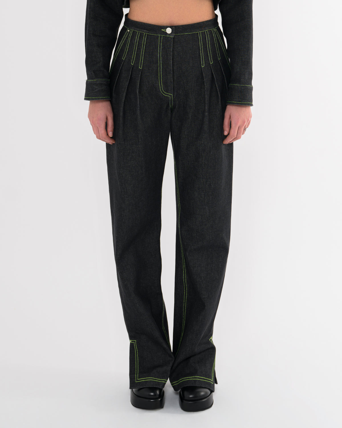 Pantalon trois plis en denim noir de la marque de luxe made in France Raphael de Lacroix 